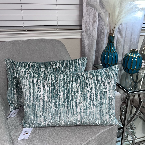 1-NWT CALDEIRA CUT VELVET DESIGN DECORATIVE PILLOW Read description for details - Picture 10 of 17